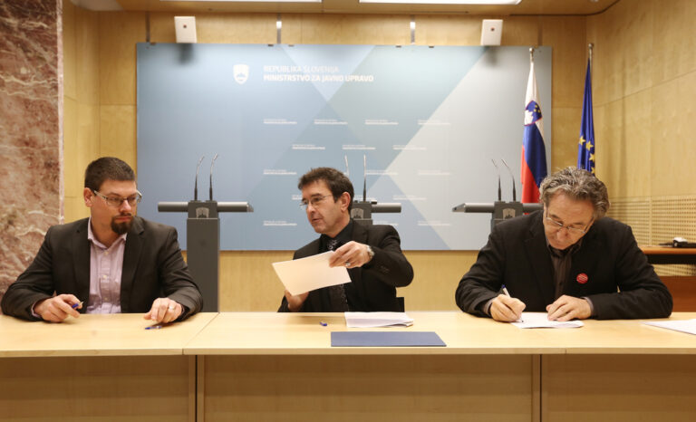 Podpis socialnega sporazuma med vlado in sindikati javnega sektorja Jakob Počivalšek Boris Koprivnikar Branimir Štrukelj Mateja Vraničar Erman 16.12.2016 Ljubljana Slovenija
[podpisi,socialni sporazumi,Jakob Počivalšek,Boris Koprivnikar,Branimir Štrukelj,Mateja Vraničar Erman,Ljubljana,Slovenija]