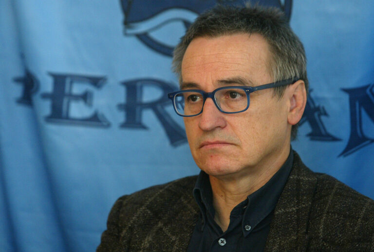 Predlog Aneksa h KP za zaposlene v zdravstveni negi za PERGAM ni sprejemljiv Slovenija, Ljubljana, 07.01.2005, 07.Januar2005, Matija Cevc na tiskovni konferenci sindikata Pergam. Foto: Igor Zaplatil/DELO